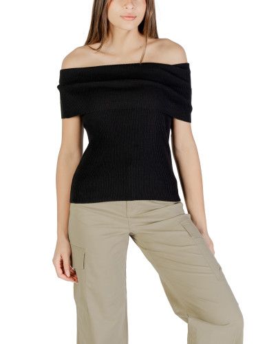 Черен топ с деколте тип „лодка“