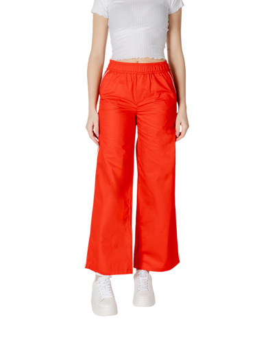 Само червени дамски панталони