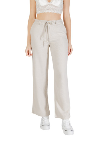 Само бежови панталони