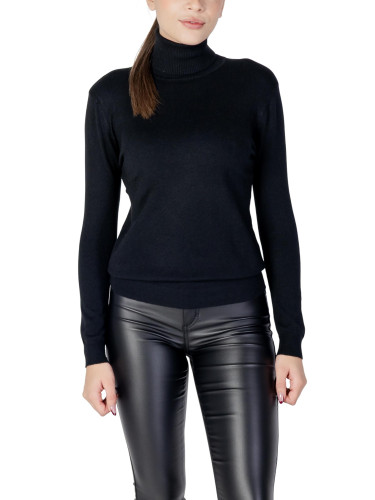 Черен пуловер с висока яка