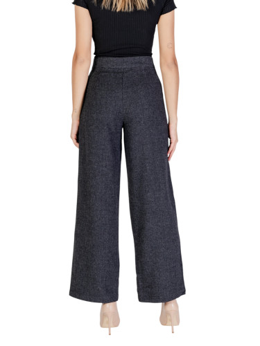 Само широки панталони