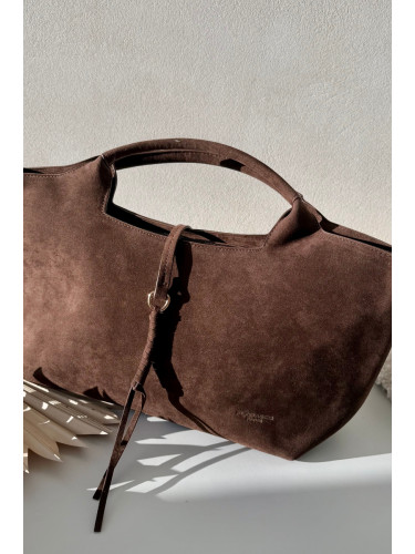 Дамска чанта от еко велур в шоколадов цвят