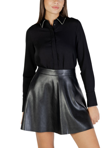 Черна риза и кожена пола