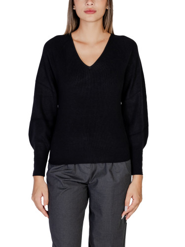 Черен пуловер с V-образно деколте