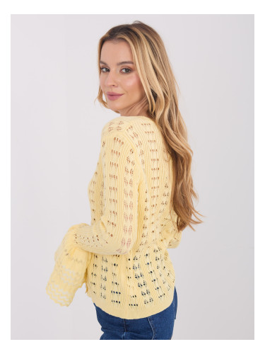 Светложълт пуловер с шарка на дупки