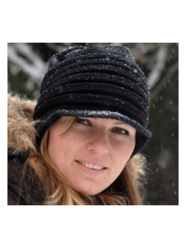 Плетена шапка с козирка