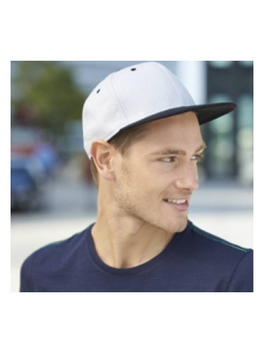 Шапка с права козирка