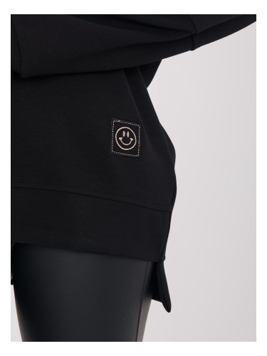 Черен суитшърт с усмивка