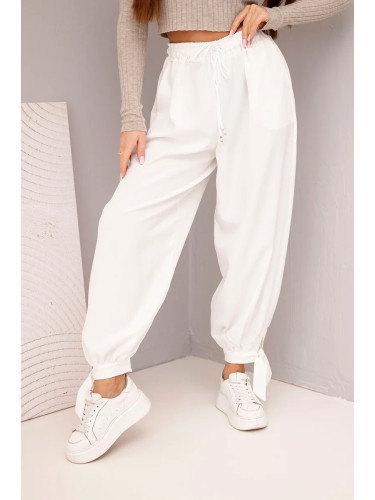 Бели панталони с връзки в долната част