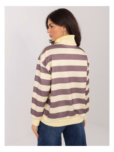 Пуловер с райета и яка