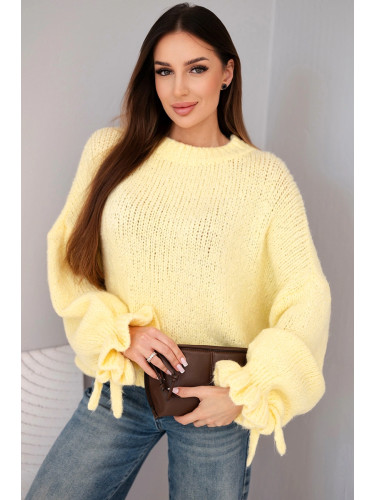 Жълт пуловер от мохер с декоративни ръкави