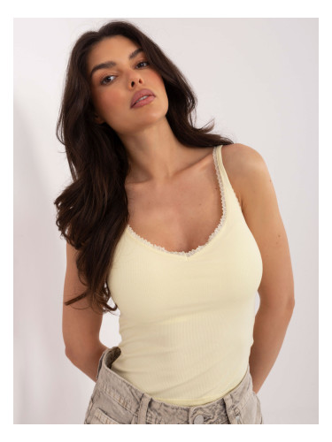 Светложълт топ с пришит сутиен