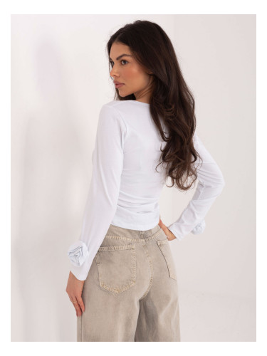 Бяла блуза с дълъг ръкав