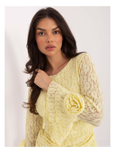 Жълта дантелена блуза с волани