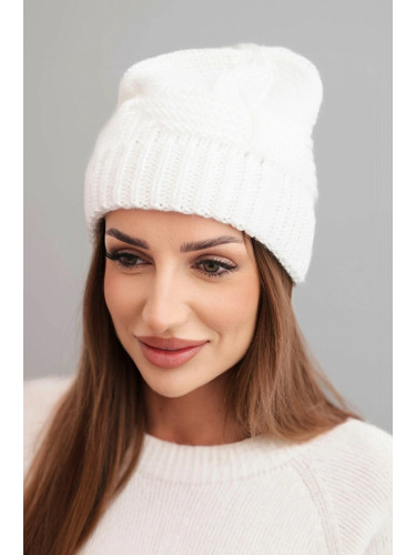 Дамска зимна шапка с декоративен мотив