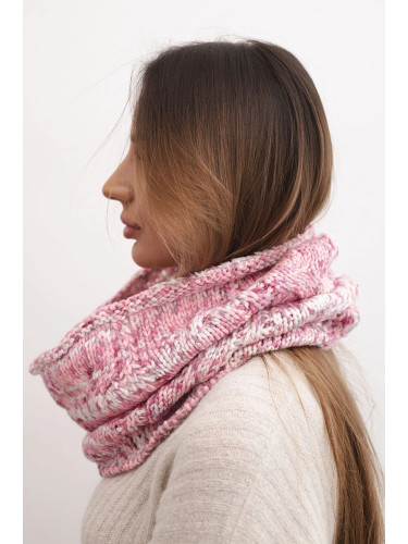 Дамски зимен шал, изработен от мека вълна