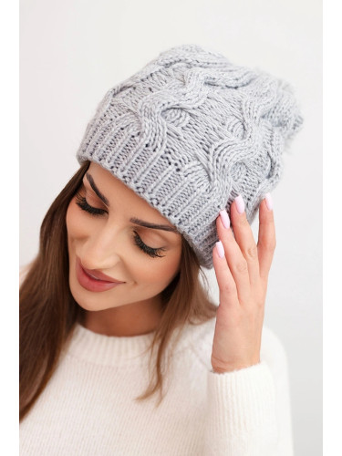 Дамска зимна шапка с дебел модел плитка