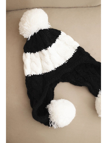 Дамска зимна шапка с помпони и капаци K447