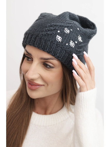 Дамска зимна шапка с декоративни апликации