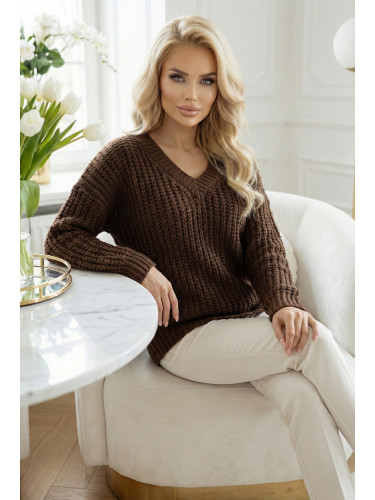 Топъл оувърсайз пуловер с V-образно деколте - шоколадов