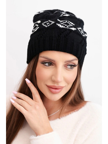Дамска зимна шапка с геометричен модел
