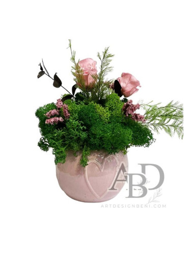 Кашпа със скандинавски мъх и розови стабилизирани розички