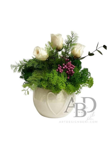 Кашпа със скандинавски мъх и бели стабилизирани розички