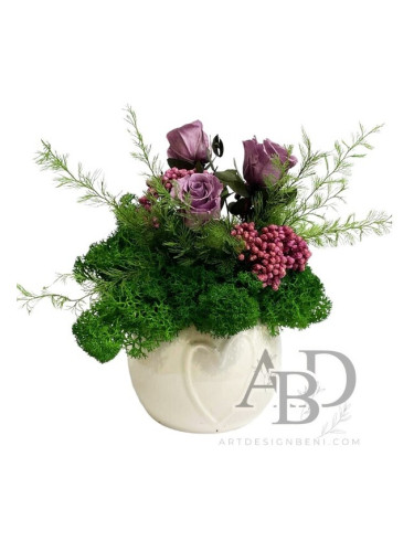 Кашпа със скандинавски мъх и лилави стабилизирани розички
