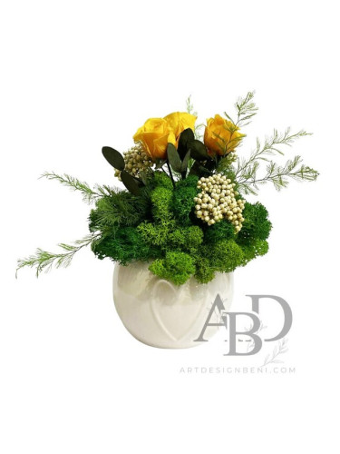 Кашпа със скандинавски мъх и жълти стабилизирани розички