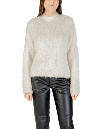 Бял пуловер с кръгло деколте