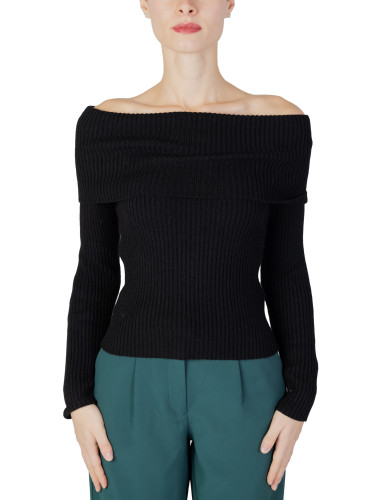 Черен пуловер с яка тип „лодка“