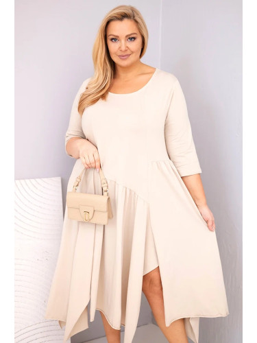 Бежова рокля за големи размери с асиметричен подгъв