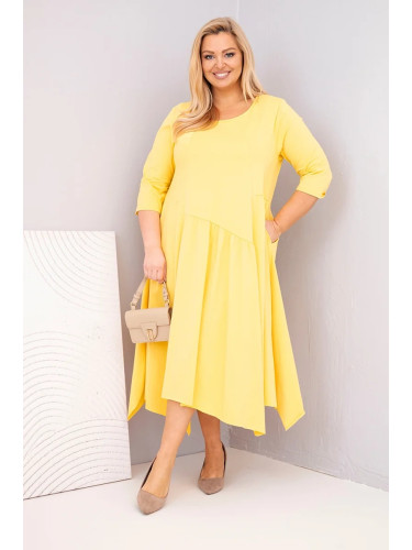 Жълта рокля plus size с асиметричен подгъв