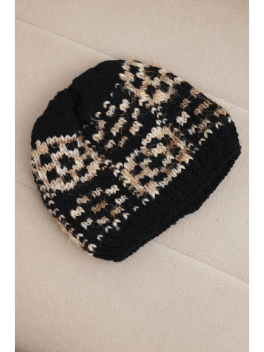 Дамска зимна шапка с декоративни кристали