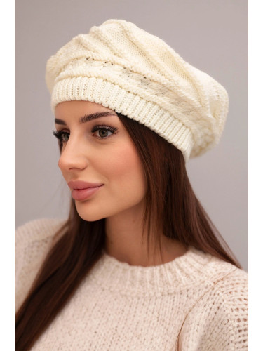 Дамска зимна шапка със свободна кройка и декоративен модел