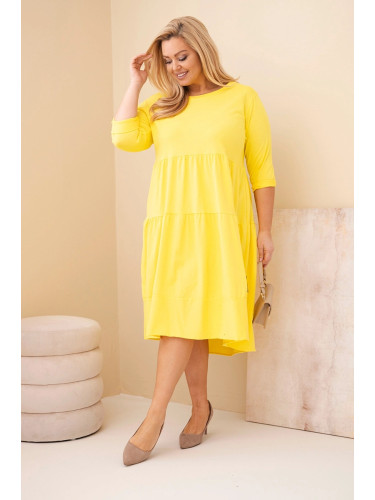 Жълта рокля с големи размери и волани