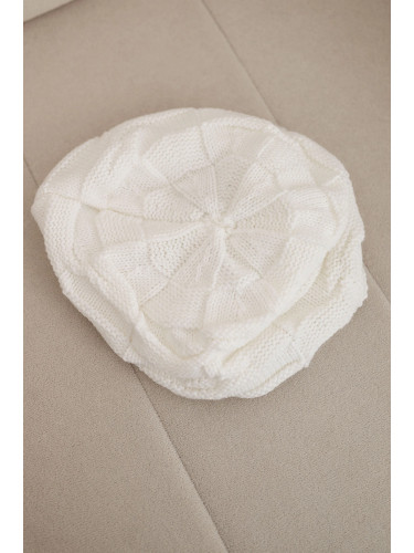 Дамска зимна шапка Kesi с декоративен модел и дънки