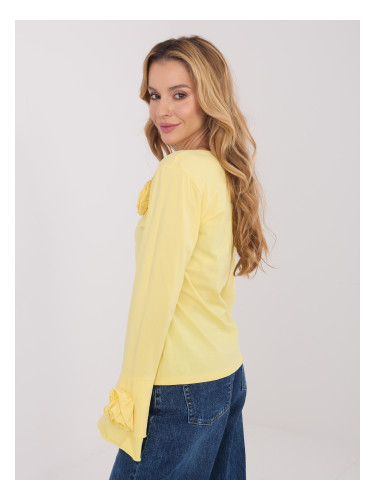 Жълта блуза с флорални апликации