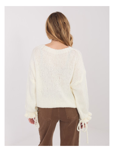 Дамски пуловер в екрю с връзки