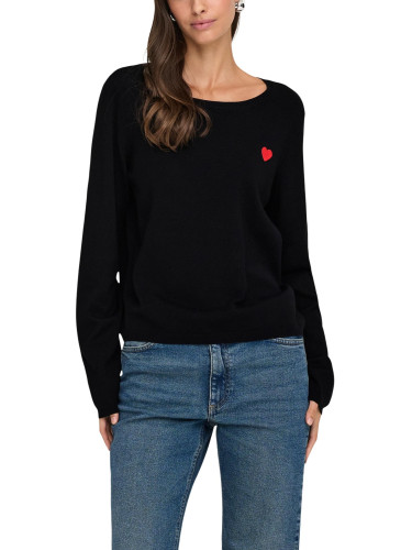 Черен пуловер с червено сърце