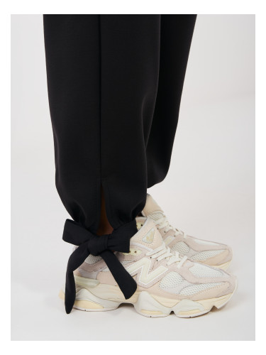 Черни спортни панталони с панделка