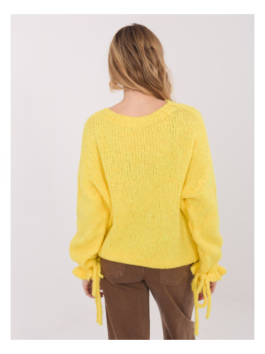 Жълт пуловер с връзки