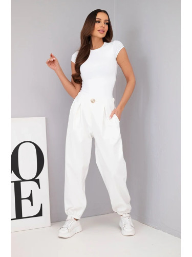 Kesi Włoski Women's cotton high-waisted pants with a decorative button ecru