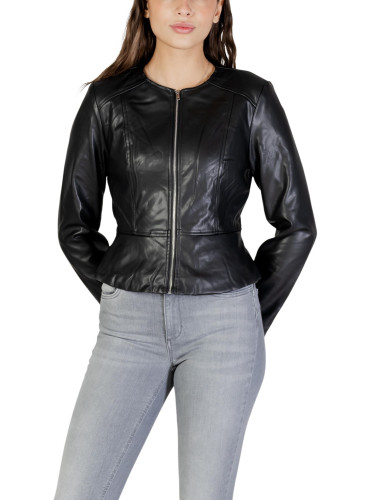 Кожено яке на Жаклин Де Йонг