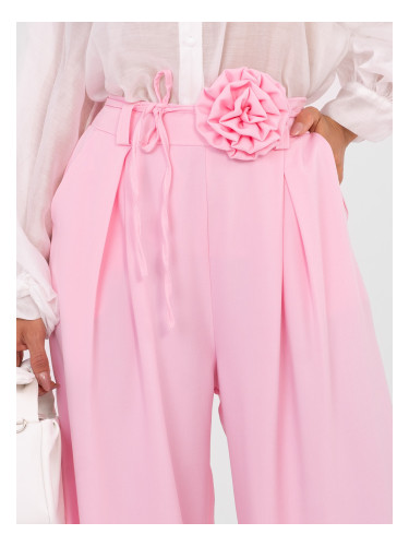 Светлорозови панталони с флорални детайли