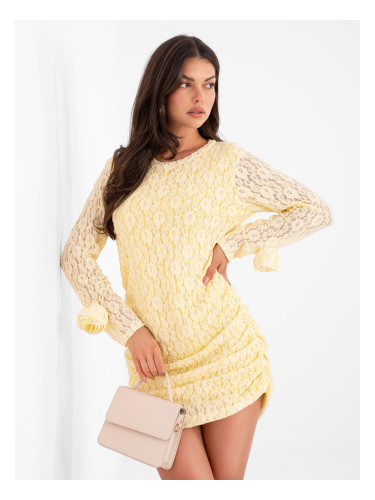 Светложълта дантелена рокля