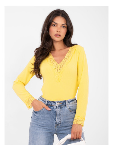 Жълта блуза с дантела