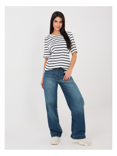 Раирана тениска и дънки