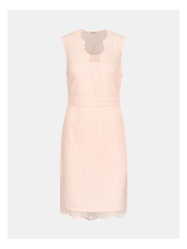 Светлорозова дантелена рокля-калъф