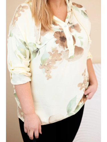 Блуза с качулка и флорален мотив в голям размер